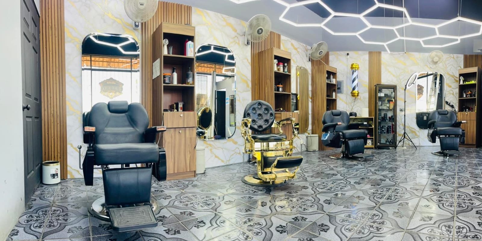 Interior de Donde Charlie Barberia